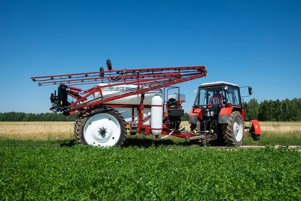 Červený Traktor Postřikovač Poli Dělá Chemické Ošetření Rostlin — Stock fotografie