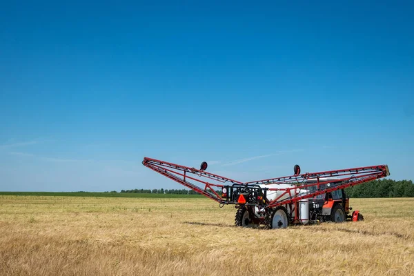 Rode Trekker Spuitmachine Uit Het Veld Chemische Behandeling Aan Planten — Stockfoto