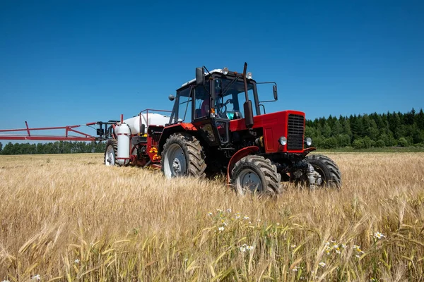 Červený Traktor Postřikovač Poli Dělá Chemické Ošetření Rostlin — Stock fotografie