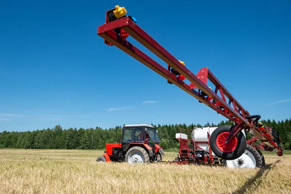 Semprotan Traktor Merah Lapangan Melakukan Pengobatan Kimia Untuk Tanaman — Stok Foto