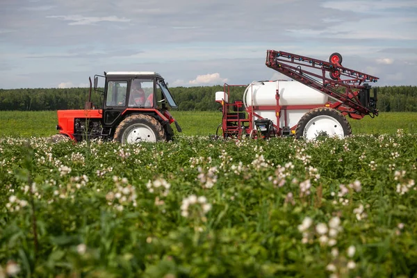 Red Tractor Sprayer Field Doing Chemical Treatment Plants — Stock Photo, Image