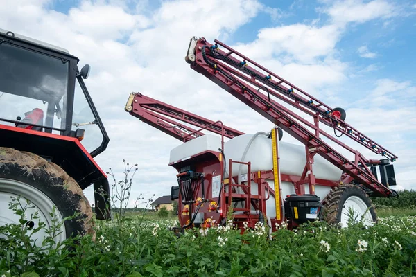 Piros Traktor Területén Spray Növények — Stock Fotó