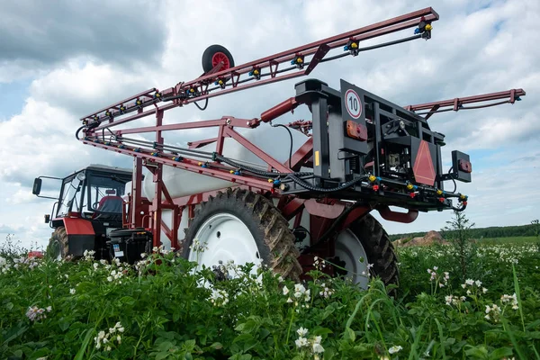 Czerwony Traktor Polu Spraye Roślin — Zdjęcie stockowe