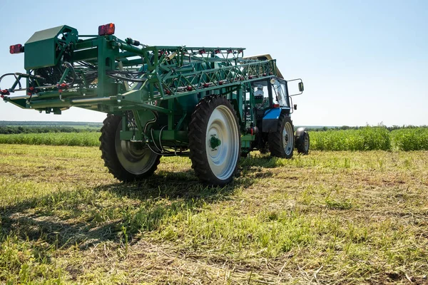 Blauwe Trekker Het Veld Met Blauwe Lucht Bereidt Voor Sproeien — Stockfoto