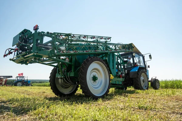 Modrý Traktor Poli Modrou Oblohu Připravuje Pro Postřik Chemické Ošetření — Stock fotografie