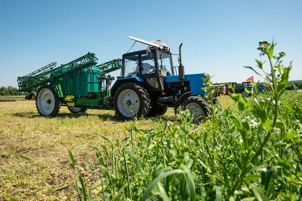 Blauwe Trekker Het Veld Met Blauwe Lucht Bereidt Voor Sproeien — Stockfoto