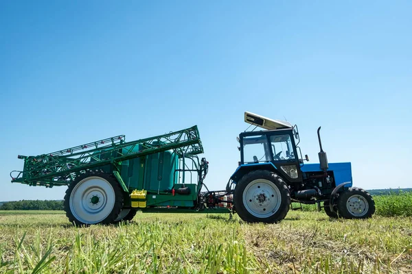 Blå Traktor Felt Med Blå Himmel Klargjør Sprøyting Kjemisk Behandling – stockfoto