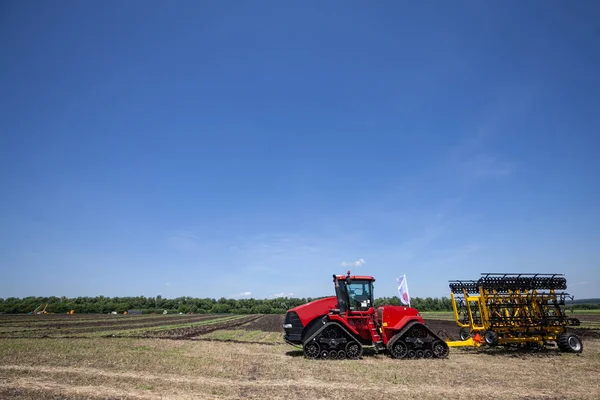 Nehéz Piros Traktor Mezőgazdasági Kiállítás Területén — Stock Fotó