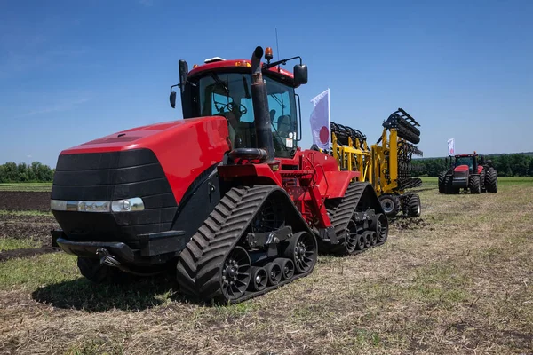 Těžký Červený Traktor Zemědělské Výstavě Poli — Stock fotografie