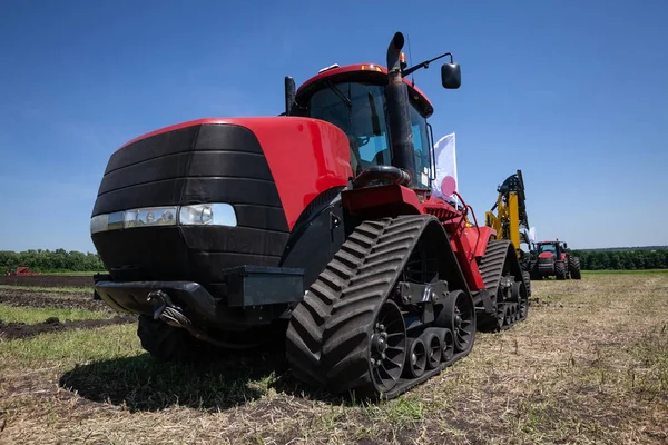 Těžký Červený Traktor Zemědělské Výstavě Poli — Stock fotografie