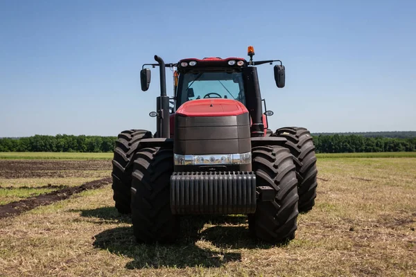 Těžký Červený Traktor Zemědělské Výstavě Poli — Stock fotografie