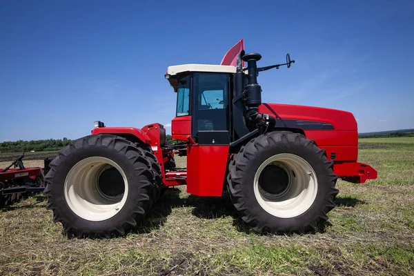 Těžký Červený Traktor Zemědělské Výstavě Poli — Stock fotografie