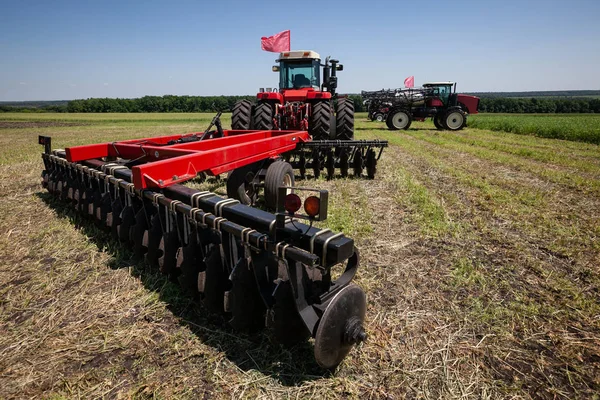 Těžký Červený Traktor Zemědělské Výstavě Poli — Stock fotografie