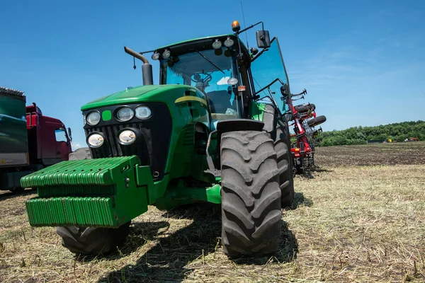 Těžké Zelený Traktor Orat Půdu Oblasti Během Zemědělská Výstava — Stock fotografie
