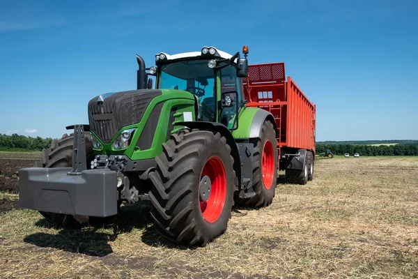 农业生产过程中在田间耕田的重绿色拖拉机 — 图库照片