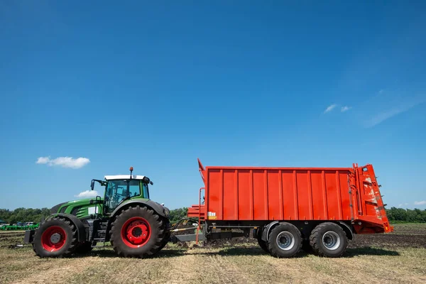 Zware Groene Trekker Voor Ploegen Van Grond Het Veld Tijdens — Stockfoto