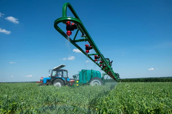Mezőben Kék Kék Traktor Készül Festékszóró Vegyi Tisztításának Növények — Stock Fotó