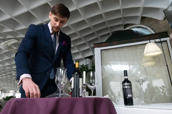 Jeune Sommelier Mâle Versant Vin Rouge Dans Une Carafe Pendant — Photo