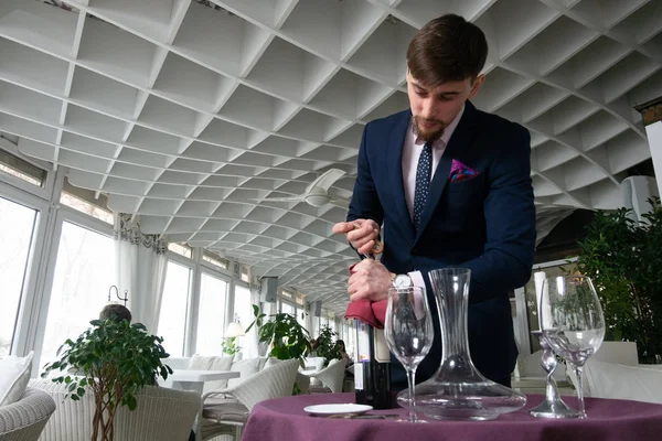 Jeune Sommelier Mâle Versant Vin Rouge Dans Une Carafe Pendant — Photo