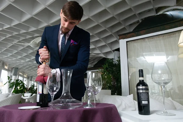 Jeune Sommelier Mâle Versant Vin Rouge Dans Une Carafe Pendant — Photo