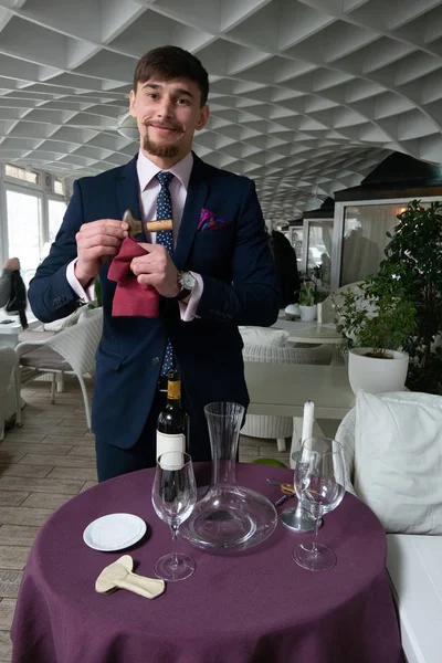 Jeune Sommelier Mâle Versant Vin Rouge Dans Une Carafe Pendant — Photo