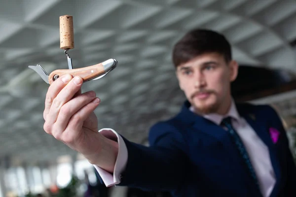 Jeune Homme Tient Tire Bouchon Sommelier Lors Dégustation Vin Dans — Photo