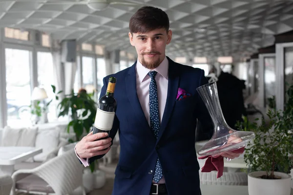 Jeune Sommelier Mâle Versant Vin Rouge Dans Une Carafe Pendant — Photo