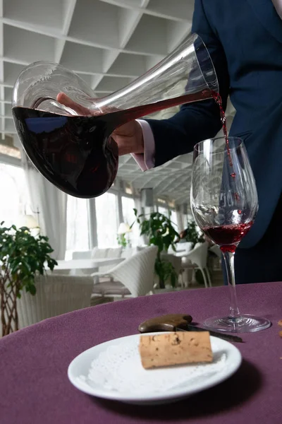 Sommelier Tartja Decanter Vörösborral Során Kóstoló Étteremben — Stock Fotó