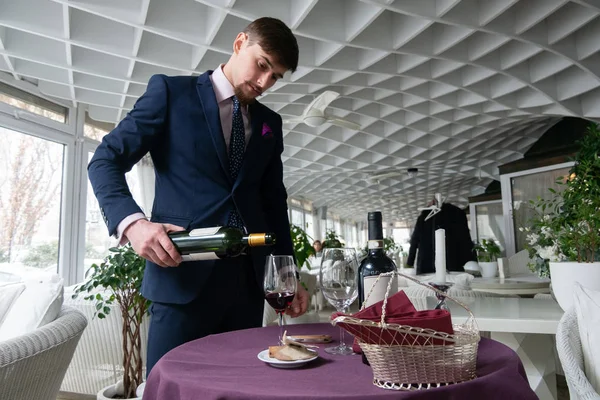 Jeune Sommelier Mâle Versant Vin Rouge Dans Une Carafe Pendant — Photo