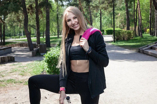 Jovem Loira Parque Água Potável Durante Seu Treinamento — Fotografia de Stock