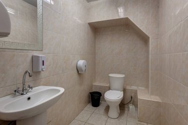 Rusya'da bina bir ofiste bir umumi tuvalet iç