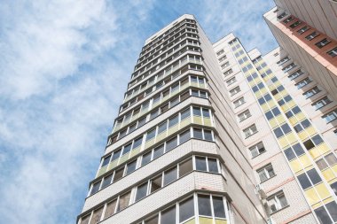 Alt görünümü yeni bir yüksek katlı yeni alanında güneşli bir günde bina cephe