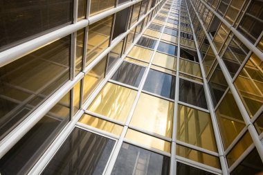 Alt görünümü yeni bir yüksek katlı yeni alanında güneşli bir günde bina cephe