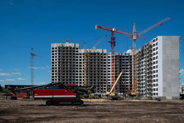 Grúa Equipo Construcción Sitio Construcción Edificio Gran Altura Día Soleado — Foto de Stock