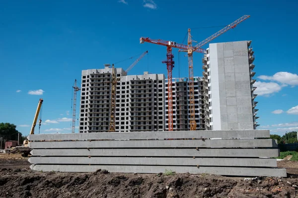 Guindaste Equipamentos Construção Canteiro Obras Edifício Alto Dia Ensolarado — Fotografia de Stock