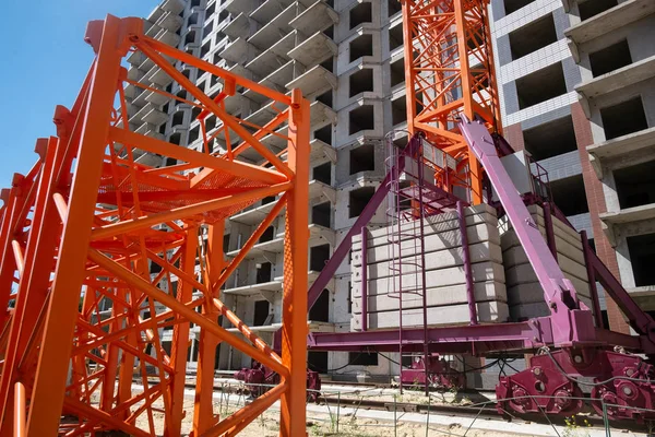 Πορτοκαλί Γερανός Και Κατασκευή Εξοπλισμού Στο Εργοτάξιο Ενός Πολυώροφου Κτιρίου — Φωτογραφία Αρχείου