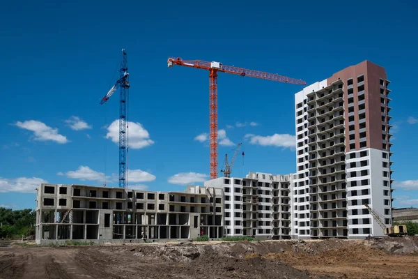 Kran Und Baumaschinen Auf Der Baustelle Eines Hochhauses Einem Sonnigen — Stockfoto