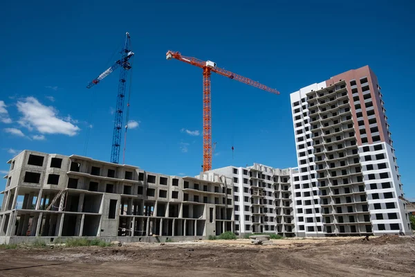 Kran Und Baumaschinen Auf Der Baustelle Eines Hochhauses Einem Sonnigen — Stockfoto