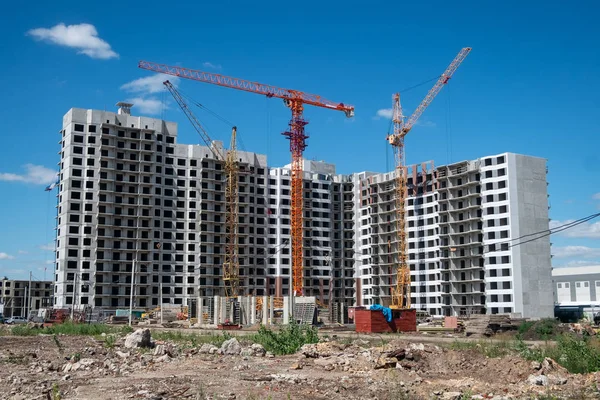 Guindaste Equipamentos Construção Canteiro Obras Edifício Alto Dia Ensolarado — Fotografia de Stock