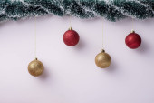 Vánoční červené a zlaté kuličky bílého stolu