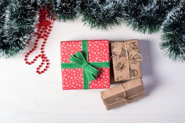 Beyaz tahta masada Noel hediyeleri