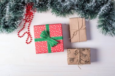 Beyaz tahta masada Noel hediyeleri