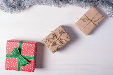 Beyaz tahta masada Noel hediyeleri