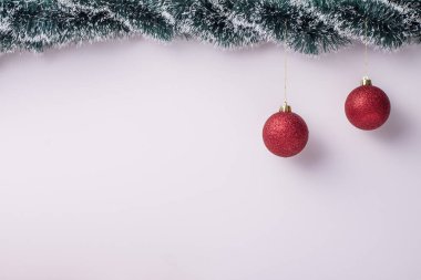 Noel kırmızı topları beyaz masa