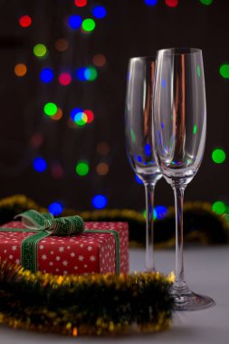 Noel dekorasyonu ile iki gözlük ve ışıklar.