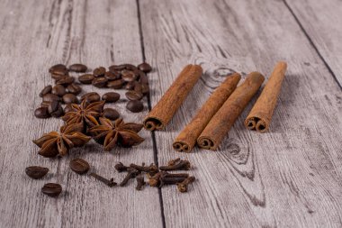 Tarçın Anason yıldız, karanfil ve ahşap masa üzerinde kahve çekirdekleri.