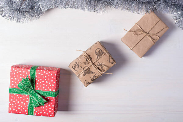 Рождественские подарки за белым столом
