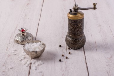 Ahşap masada tuz ve biber..