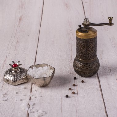 Ahşap masada tuz ve biber..