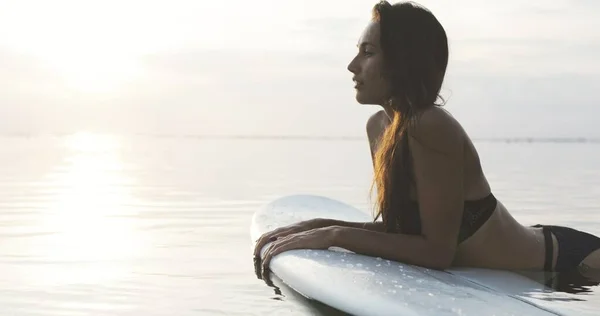 海の中のサーフボードの上の美しい女の子 — ストック写真